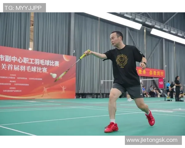 北京羽毛球队团队协作引发热议球员间默契与配合的争议探讨 北京羽毛球队团队协作引发热议球员间默契与配合的争议探讨