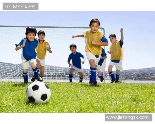 别墅花园里的足球乐趣让孩子们尽情享受运动的快乐与亲子时光