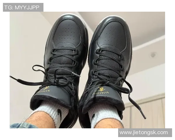 探索足球鞋FXG的独特设计与性能优势助力球场表现提升 探索足球鞋FXG的独特设计与性能优势助力球场表现提升