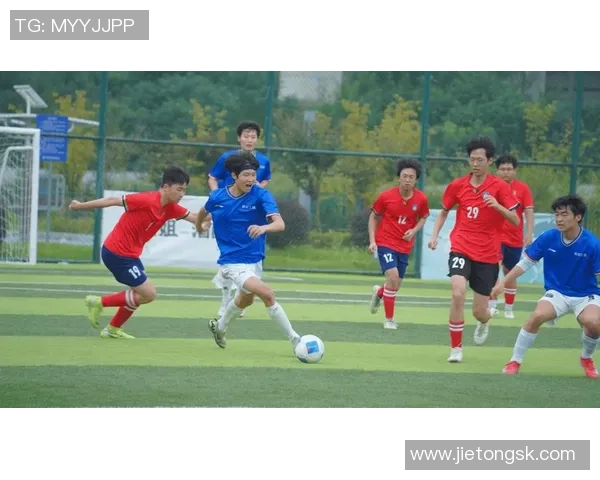 足球小生追梦之路：从校园到职业赛场的成长故事